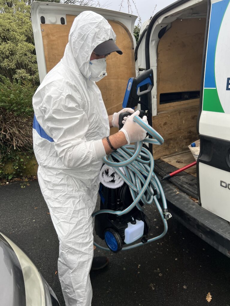 équipier lors d'une désinfection en cours debarras et nettoyage extreme concarneau bzh pur