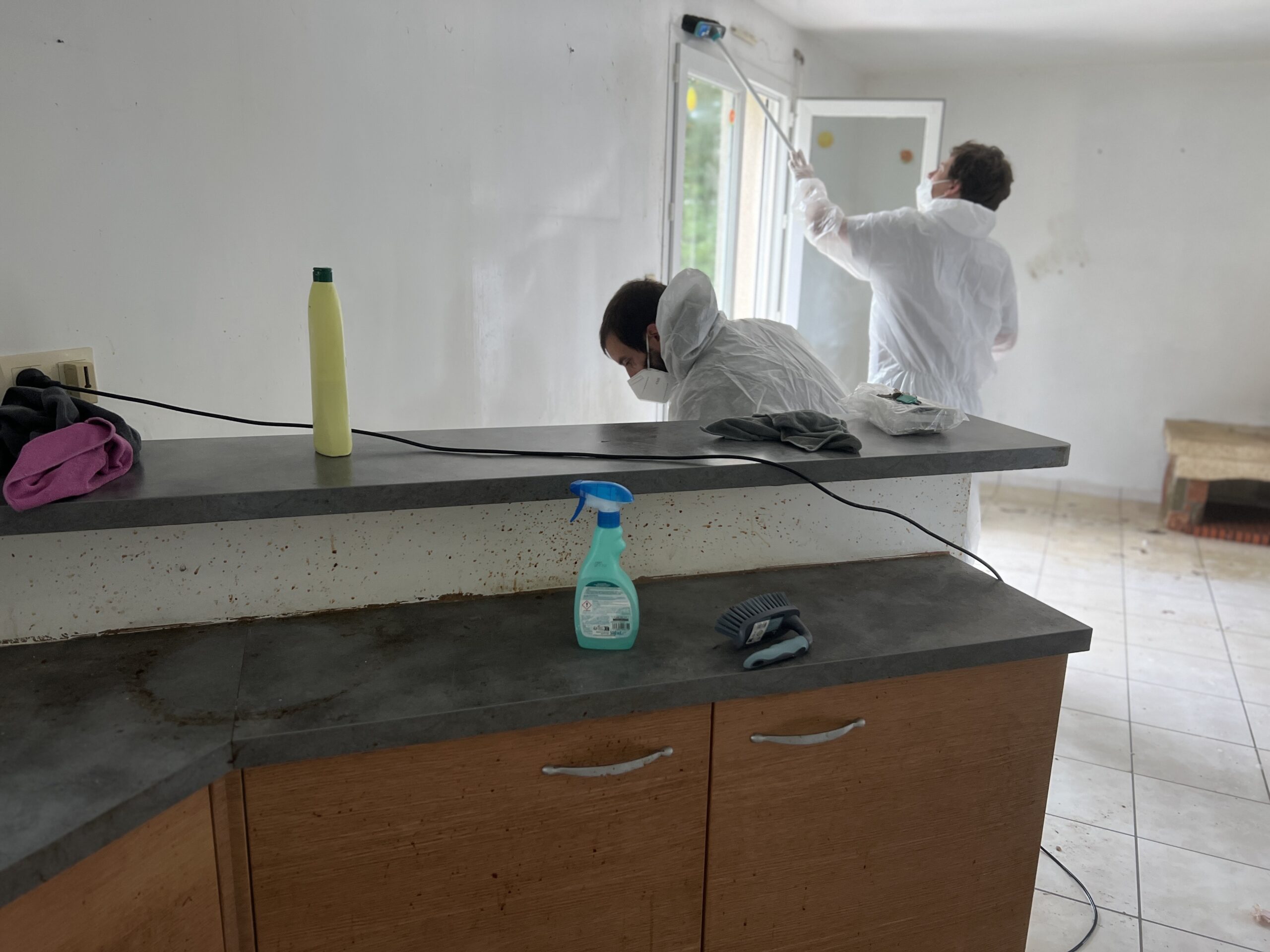 Deux équipiers qui nettoient intensément dans une maison dans le cadre d'un debarras et nettoyage rosporden