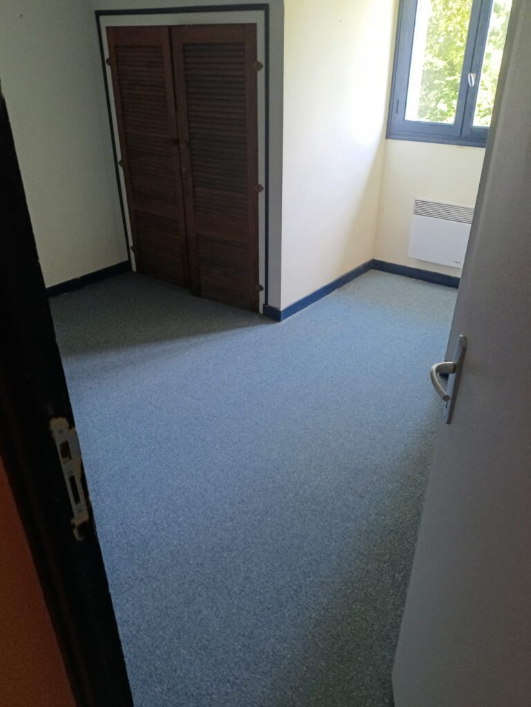 Chambre vide et nettoyée suite à un debarras et nettoyage à Concarneau